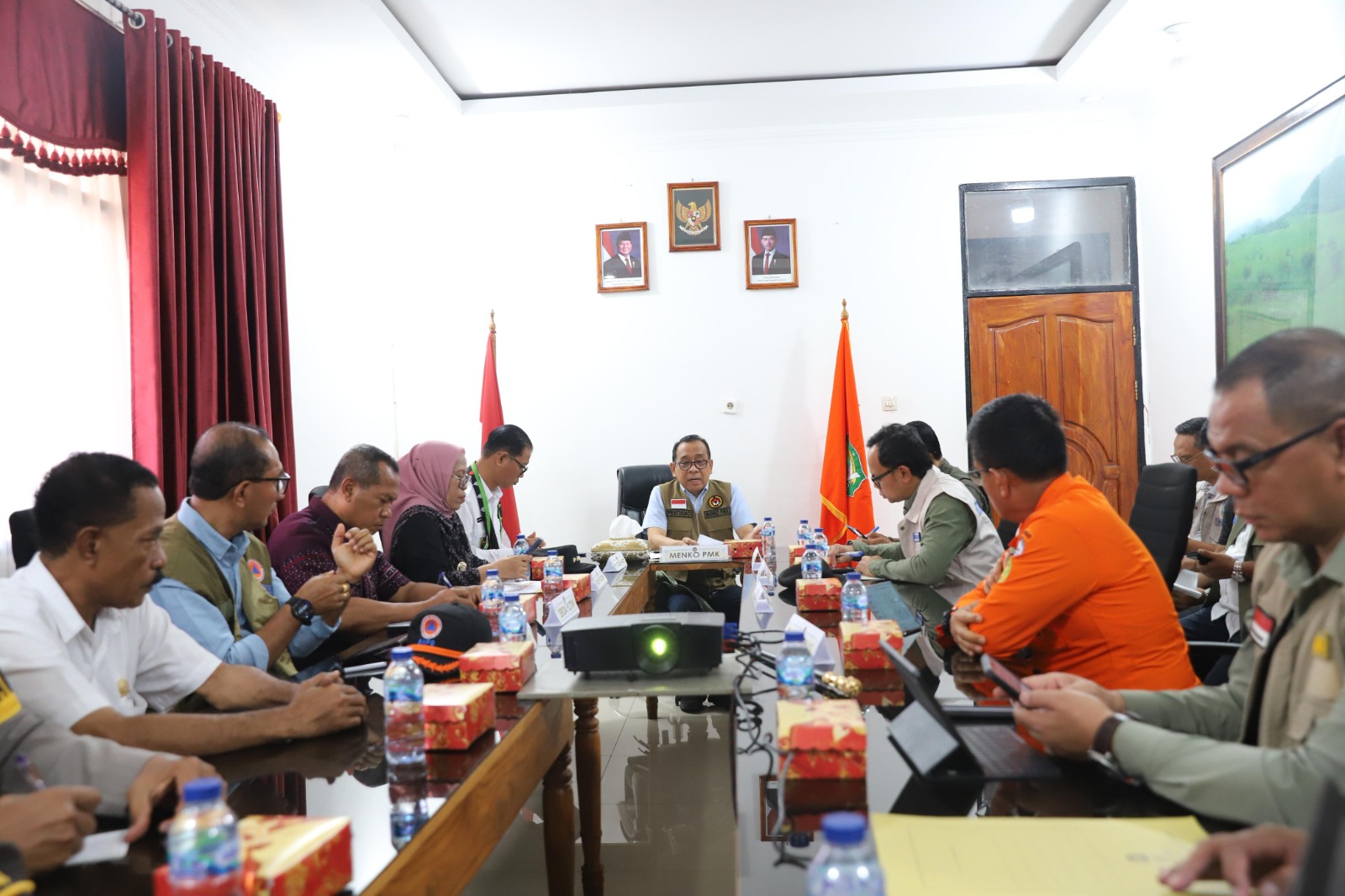 Menko PMK Pratikno melaksanakan rapat koordinasi dan pengecekan langsung terhadap kondisi logistik (SinPo.id/Kemenko PMK)