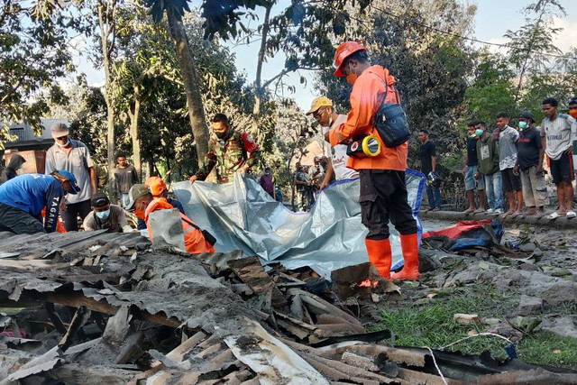 Petugas mengevakuasi korban erupsi Gunung Lewotobi (SinPo.id/ Antara)