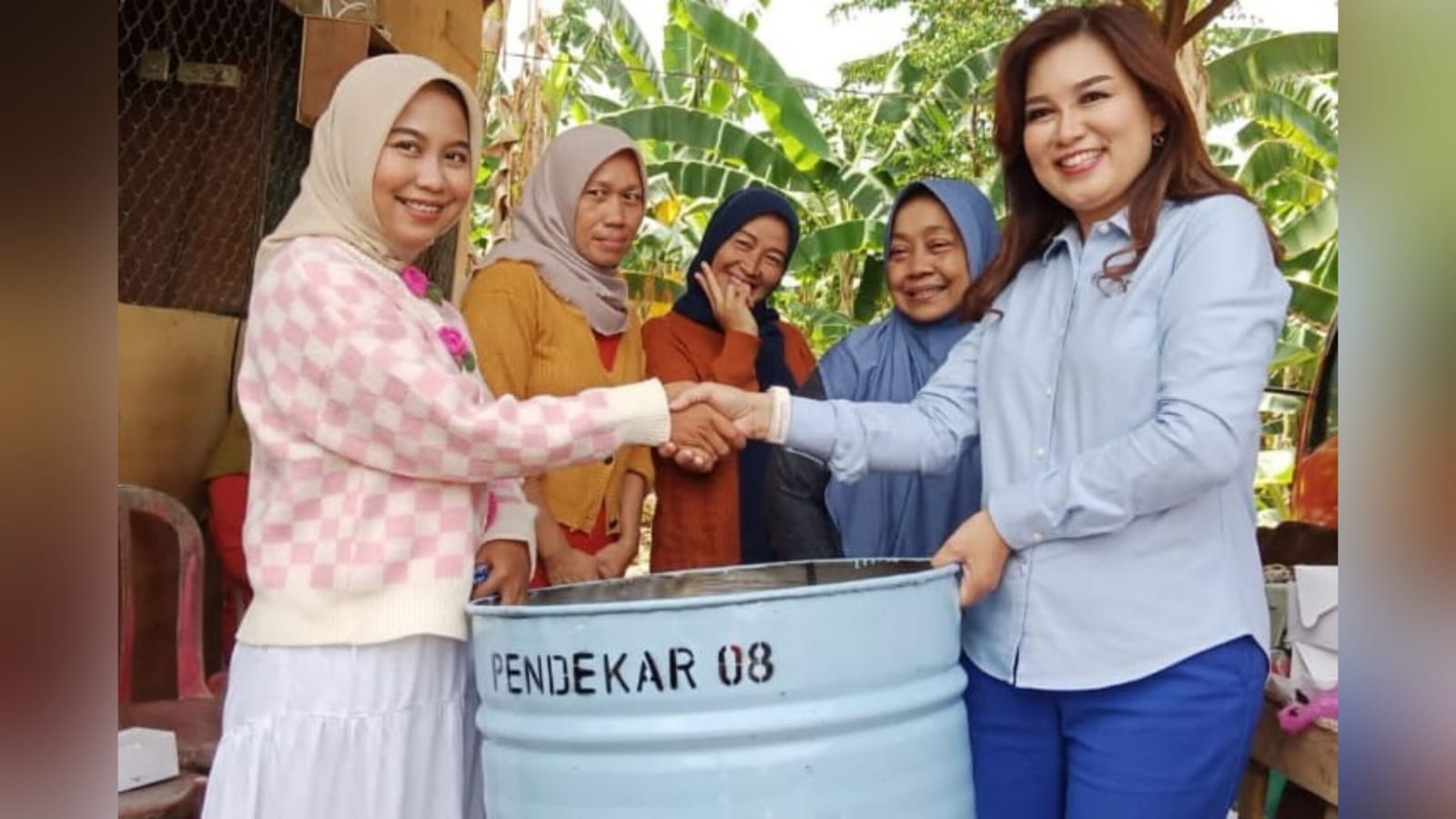 Pendekar 08 sosialisasikan Andra Soni-Dimyati dan bagikan tong sampah ke masyarakat. Istimewa