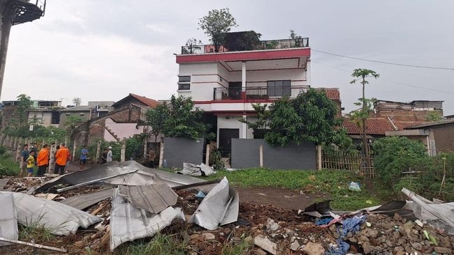 Atap rumah warga terbawa angin puting beliung, terjatuh sampai ke jalur Whoosh (SinPo.id/KCIC)