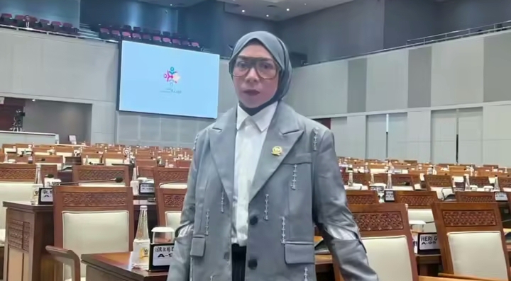 Anggota Komisi X DPR RI Melly Goeslaw (SinPo.id/ Instagram)