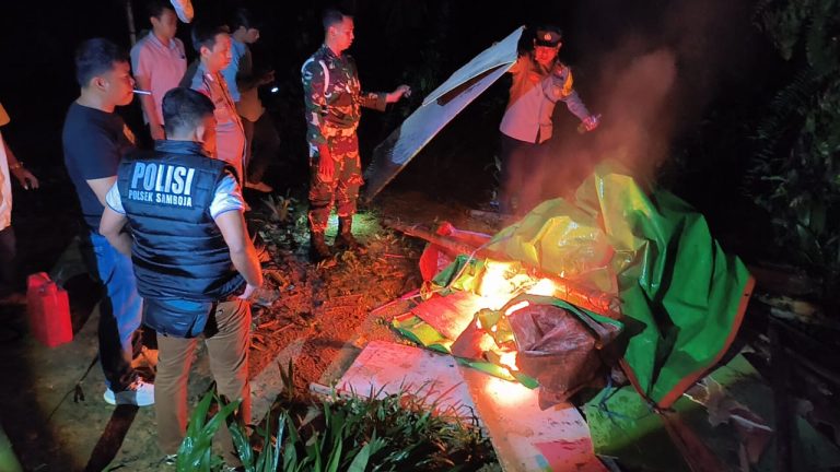 Petugas gabungan memusnahkan arena judi sabung ayam di Samboja (SinPo.id/ Humas Polri)