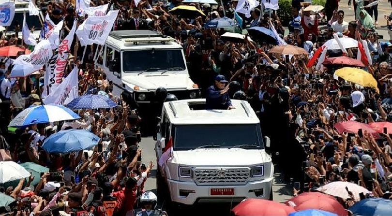 Presiden Prabowo Subianto menggunakan mobil Maung usai pelantikan. (SinPo.id/ Shutterstock)