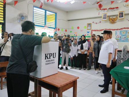 PJ Gubernur DKI Jakarta, Teguh Setyabudi meninjau pencoblosan di TPS (SinPo.id/Beritajakarta)