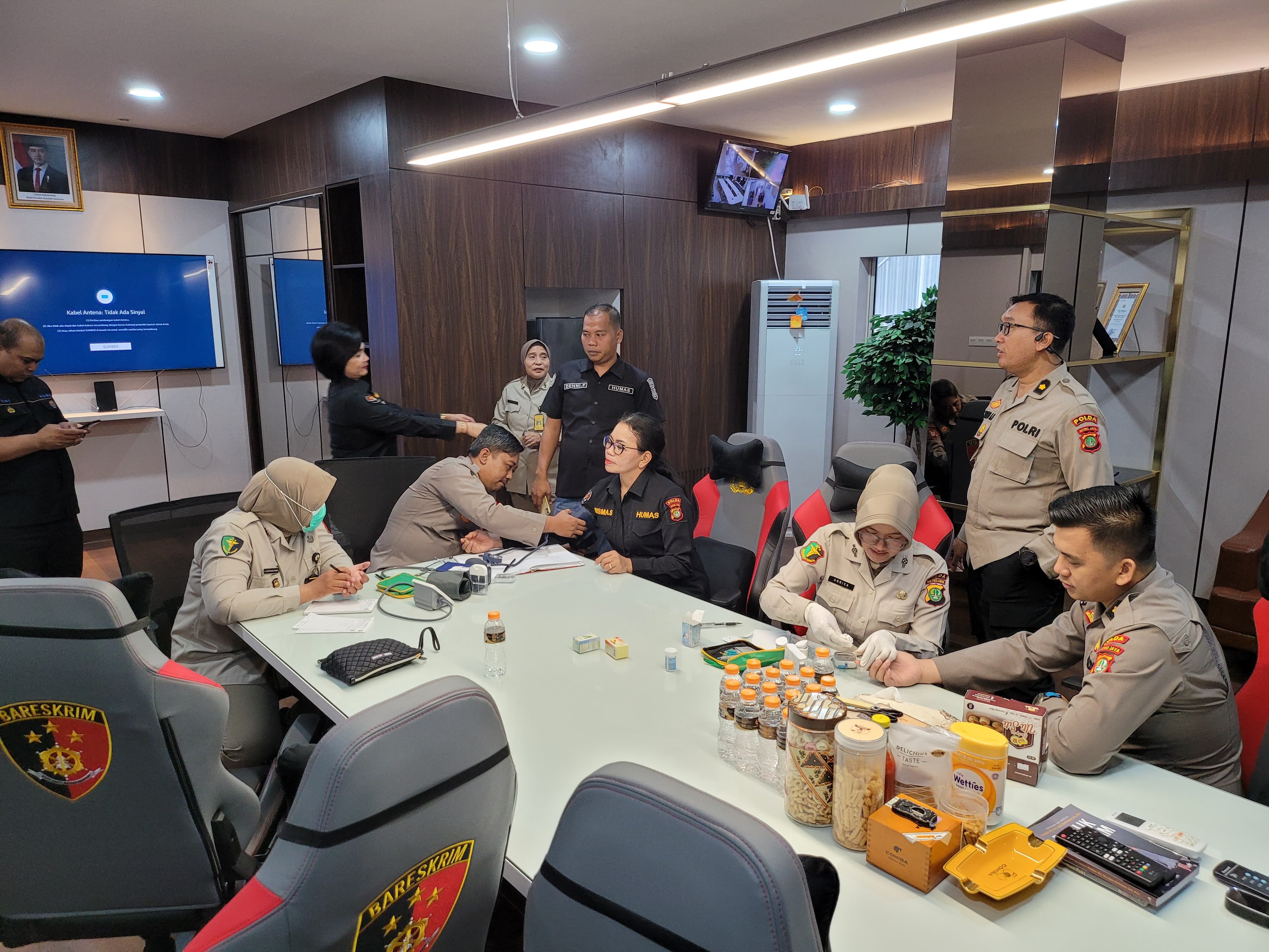 Anggota polisi yang mengamankan Pilkada Jakarta dicek kesehatannya (SinPo.id/Humas Polda Metro Jaya)