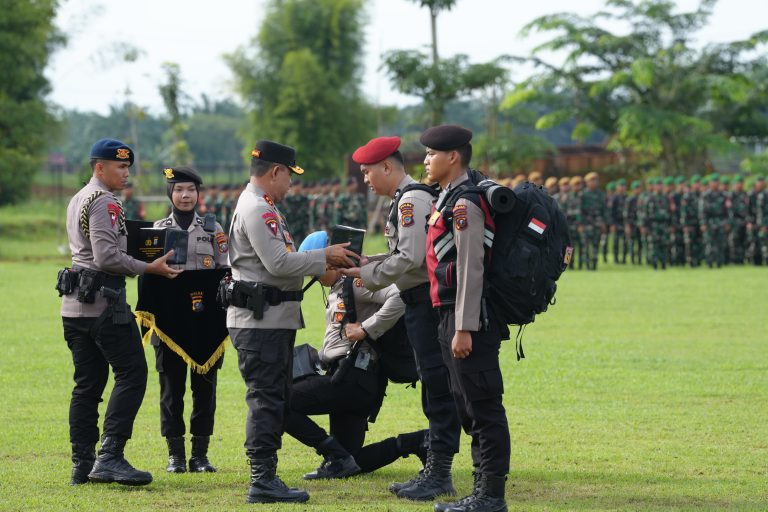 Kapolda Sumut, Irjen Pol Whisnu Hermawan memimpin apel pergeseran pasukan Bantuan Kendali Operasi (BKO) Polda Sumut (SinPo.id/ Humas Polri)