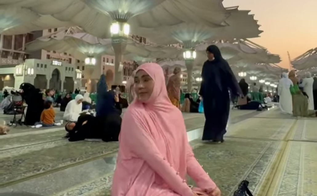 Transgender Isa Zega saat umrah (SinPo.id/ Instagram)