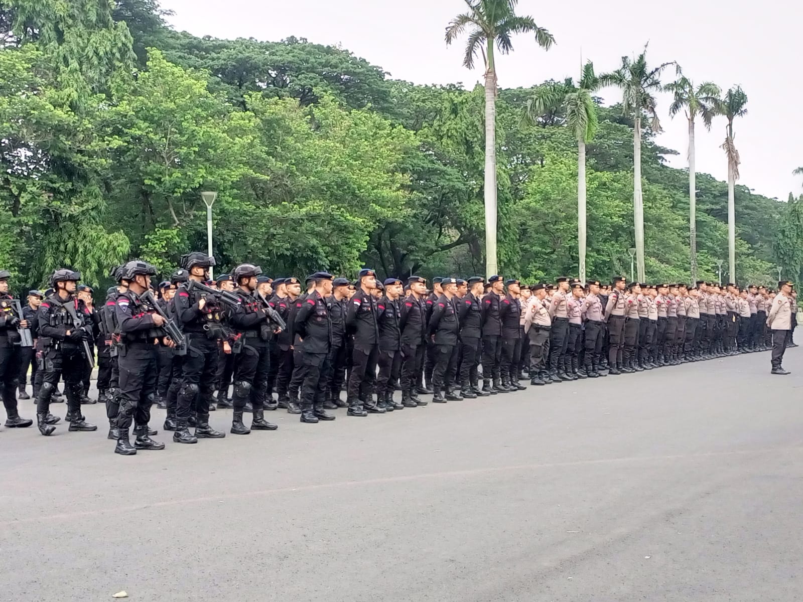 Ratusan personel yang mangamankan aksi di depan Kedubes AS (SinPo.id/Dok.Humas Polres Jakpus)