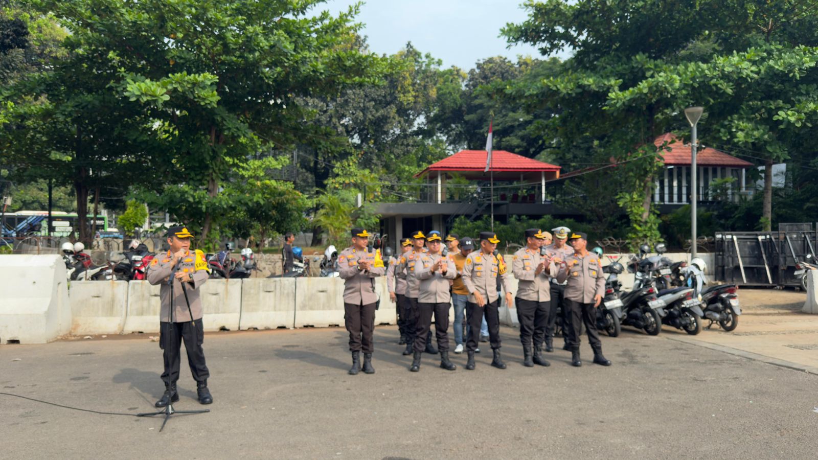 Kapolres Metro Jakarta Pusat, Kombes Susatyo Purnomo Condro saat meberikan arahan (SinPo.id/Dok.Polres Jakpus)