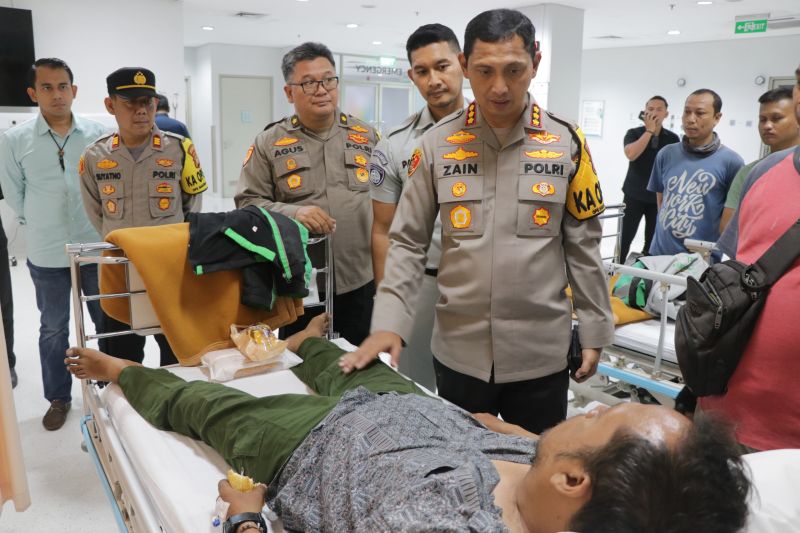 Kapolres Metro Tangerang Kota, Kombes Pol Zain Dwi Nugroho menjenguk korban tabrak lari di rumah sakit. (SinPo.id/Dok. Polres Metro Tangerang Kota)