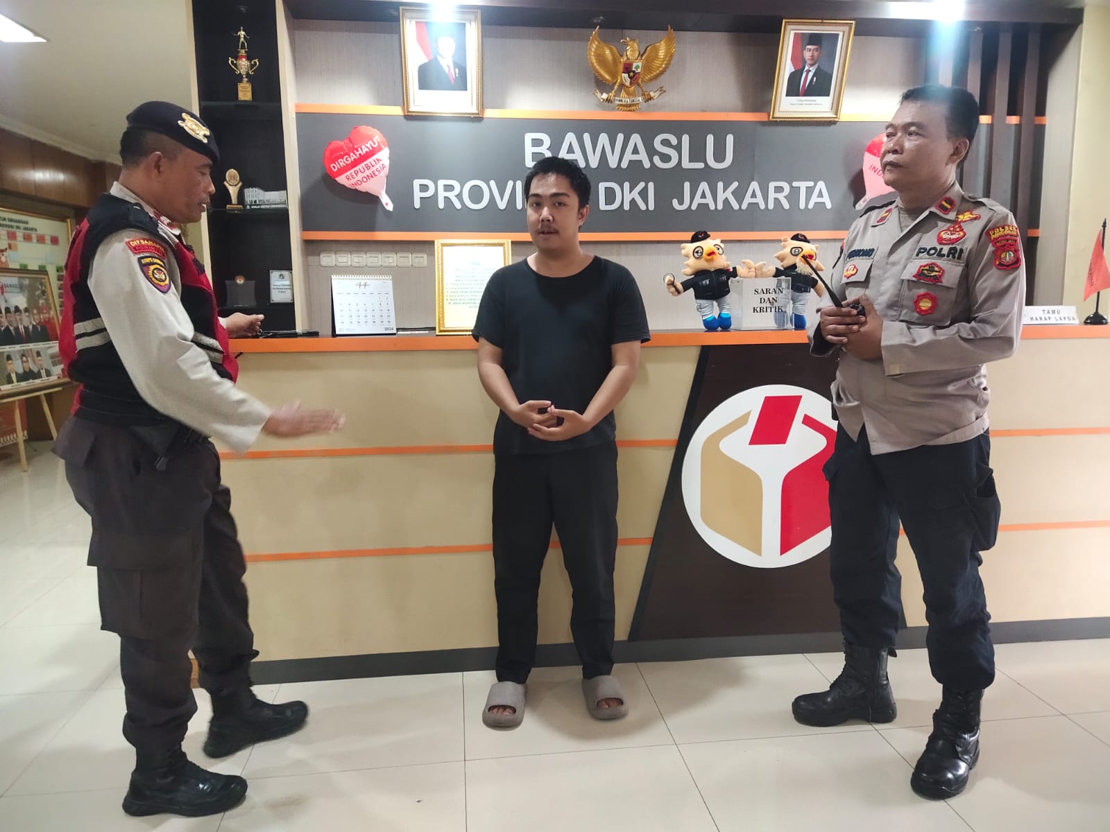 Anggota saat menggelar patroli di Kantor Bawaslu (SinPo.id/Polsek Pancoran)