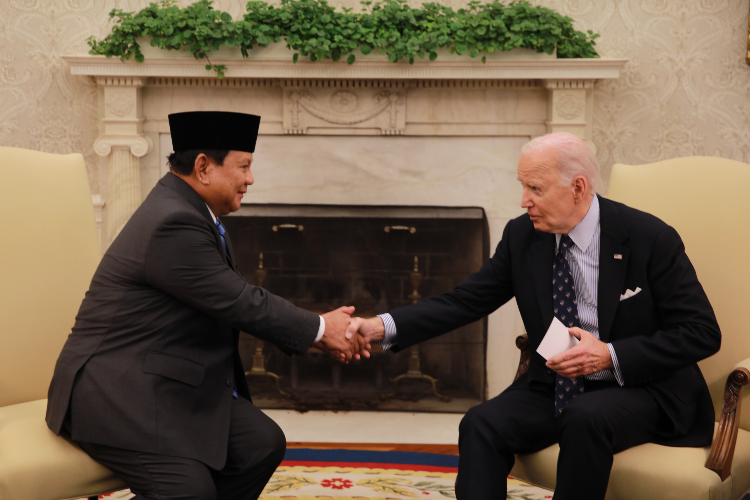 Prabowo bersalaman dengan Joe Biden sepakati penguatan keamanan maritim (Sinpo.id/Tim Media)