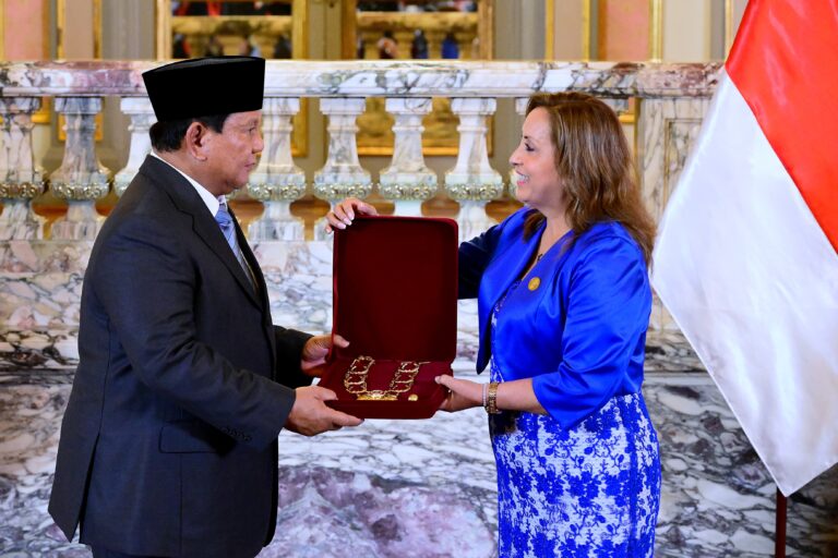 Prabowo saat terima penghargaan “Grand Cross of the Order of the Sun of Peru”