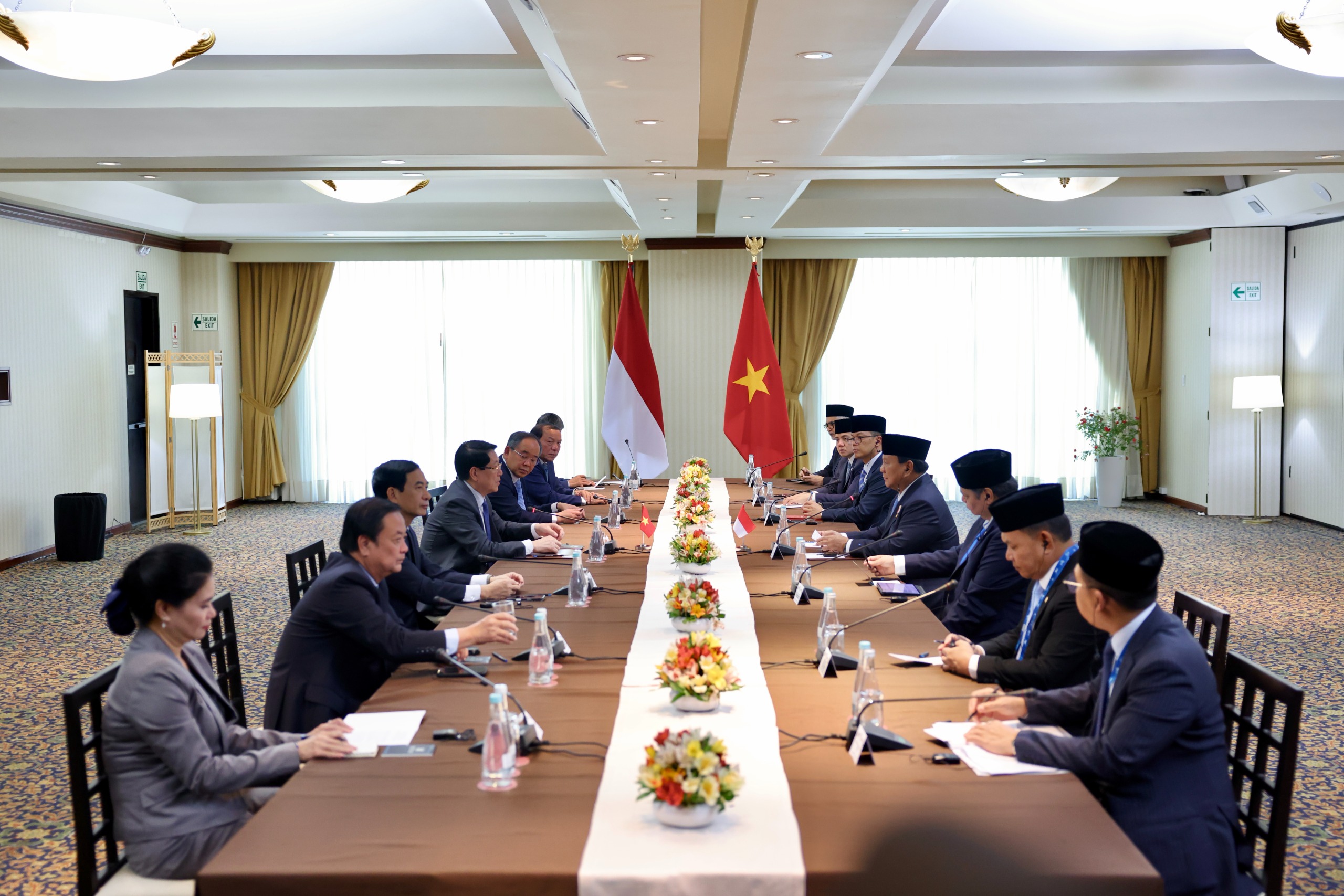 Presiden RI Prabowo Subianto melakukan pertemuan bilateral dengan Presiden Vietnam, Jenderal Luong Cuong. (SinPo.id/Tim Media)