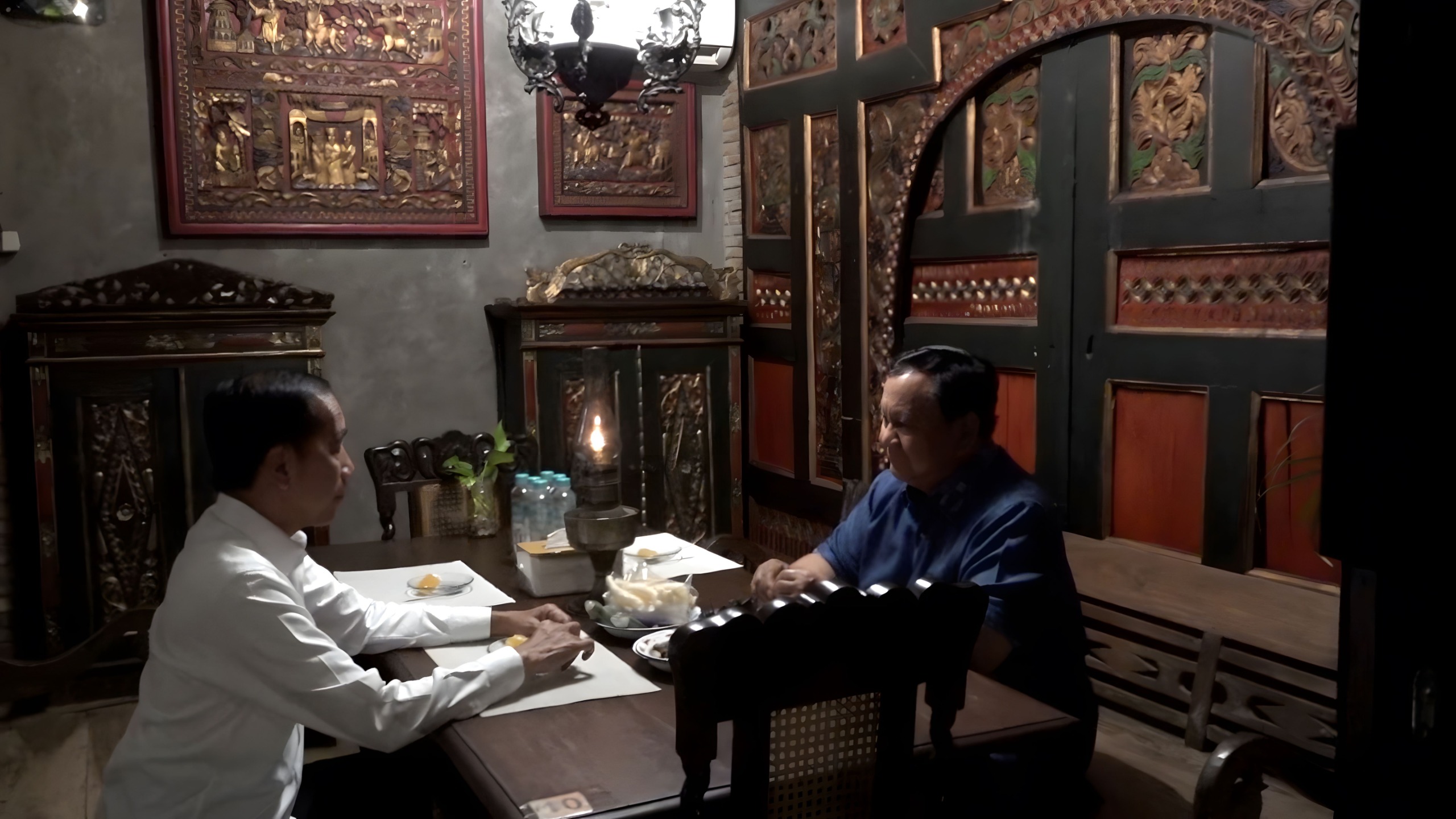 Prabowo dan Jokowi Santap Malam Angkringan Berdua di Solo. (SinPo.id/Media Gerindra)