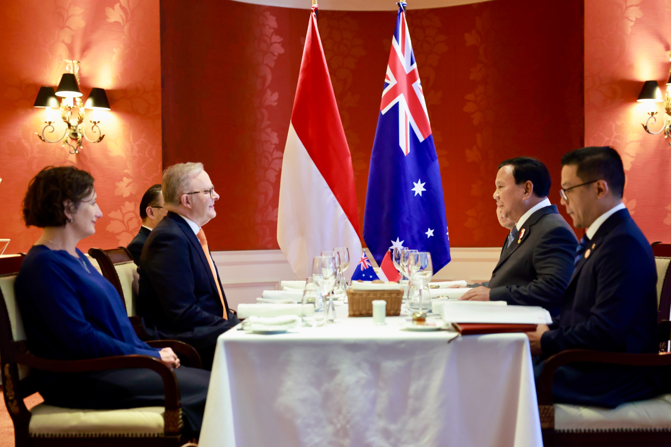 Presiden RI Prabowo Subianto mengawali kunjungan kerja di Peru dengan santap pagi bersama Perdana Menteri Australia Anthony Albanese di Swissotel, Lima, Peru. (SinPo.id/Tim Media)