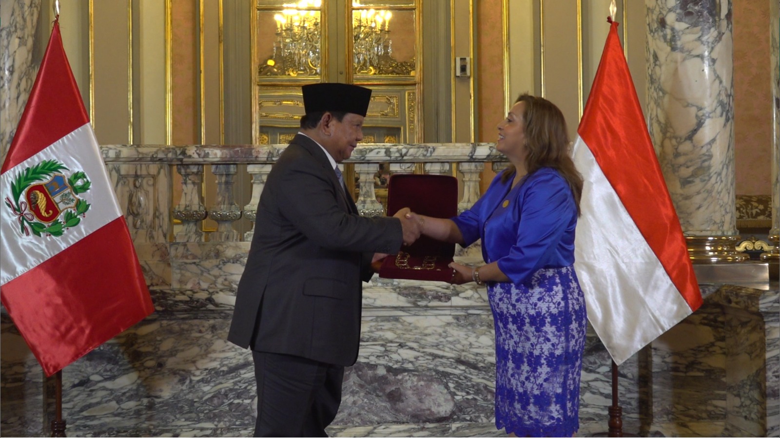 Presiden Prabowo Subianto bersalaman dengan Presiden Peru, Dina Boluarte. (SinPo.id/Tim Media)