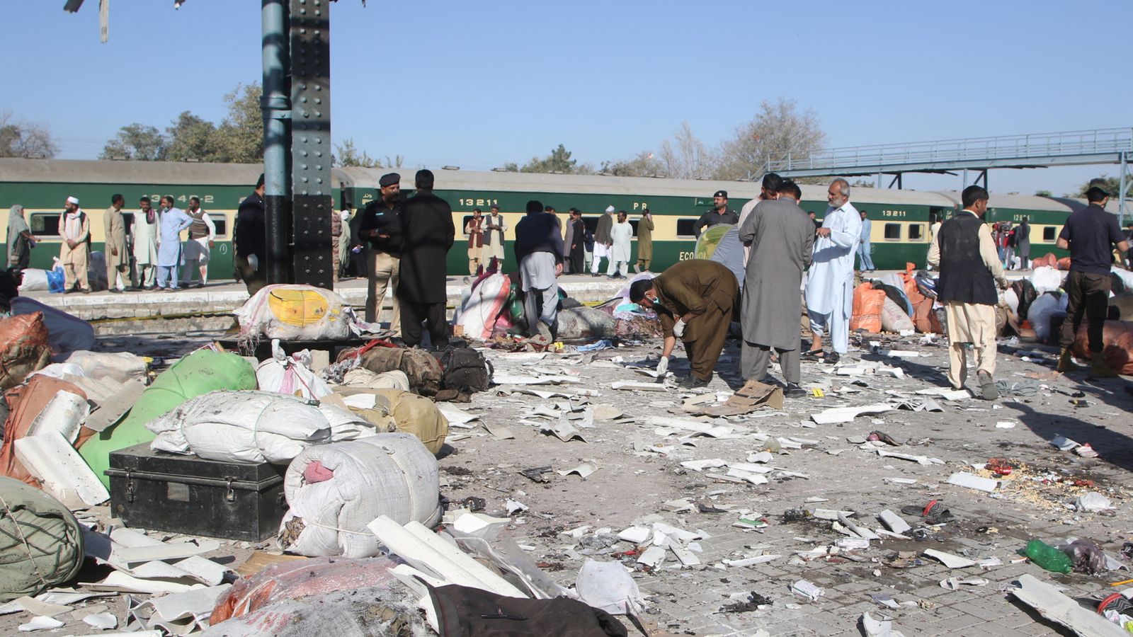 Puluhan Orang Tewas Akibat Ledakan Bom di Stasiun Kereta Api Pakistan (SinPo.id/Reuters)