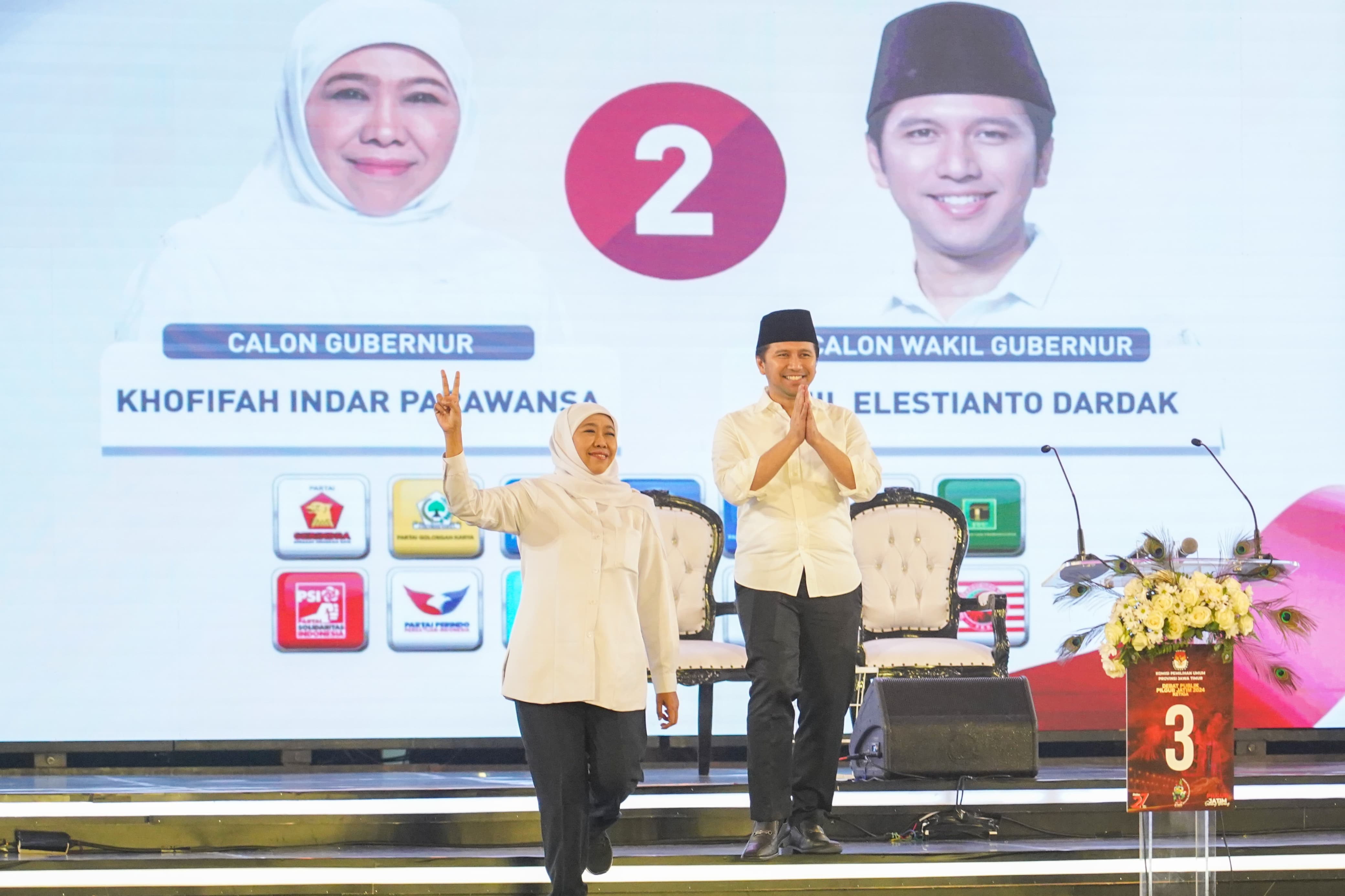 Pasangan Khofifah-Emil dalam acara debat Pilgub Jatim 2024 (Sinpo.id/Poltracking)