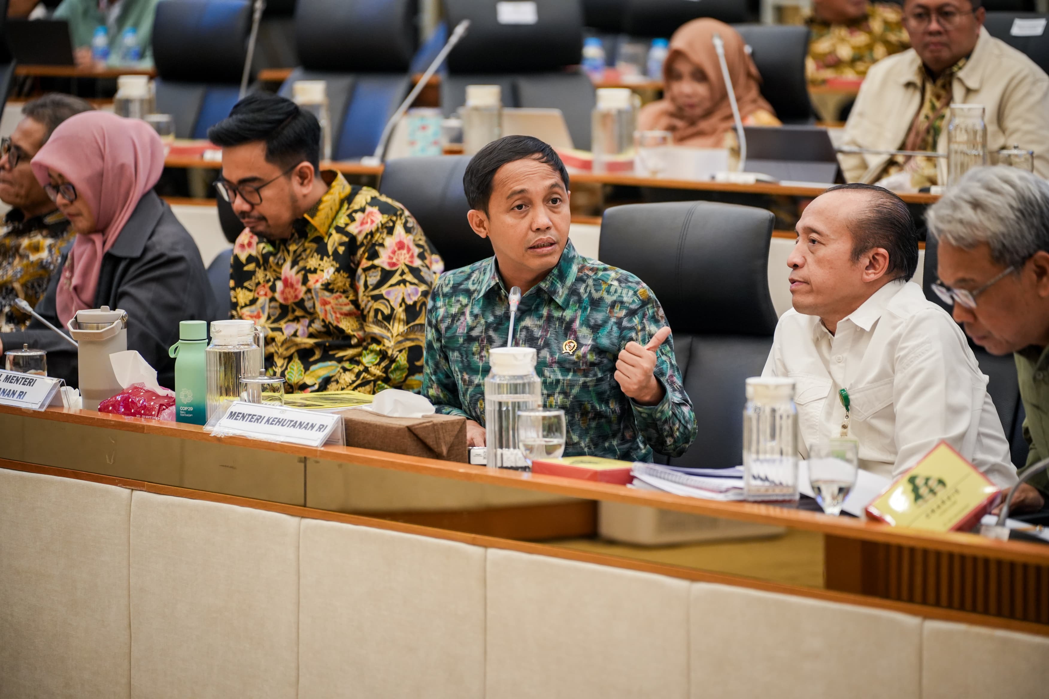 Menhut Raja Juli Antoni rapat kerja bersama Komisi IV DPR RI (SinPo.id/dok. Kemenhut)