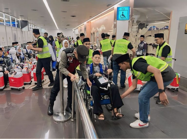 Polres Bandara Soekarno-Hatta melakukan pengamanan jalur keberangkatan calon jemaah haji (SinPo.id/ Dok.Polri)