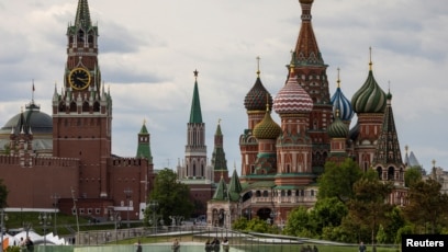 Menara Spasskaya di Kremlin dan Katedral St. Basil di Moskow, Rusia. (SinPo.id/Reuters)