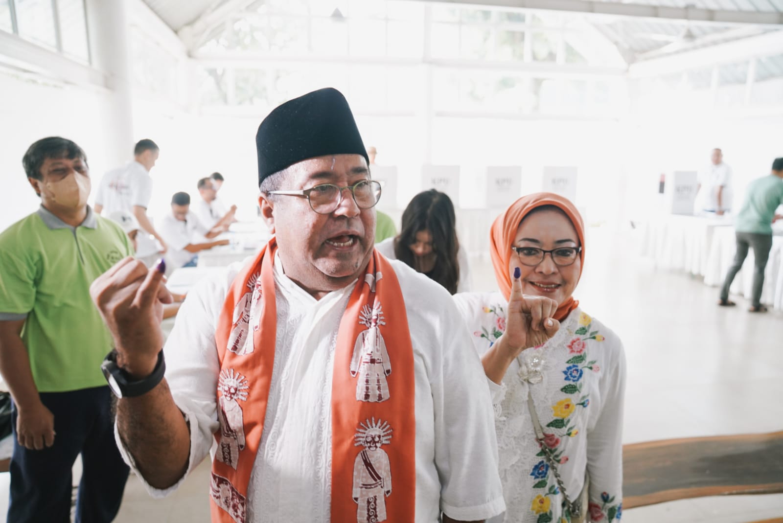 Cawagub Jakarta Rano Karno mencoblos di TPS 65 Lebak Bulus. (SinPo.id/Tim Pram-Rano)