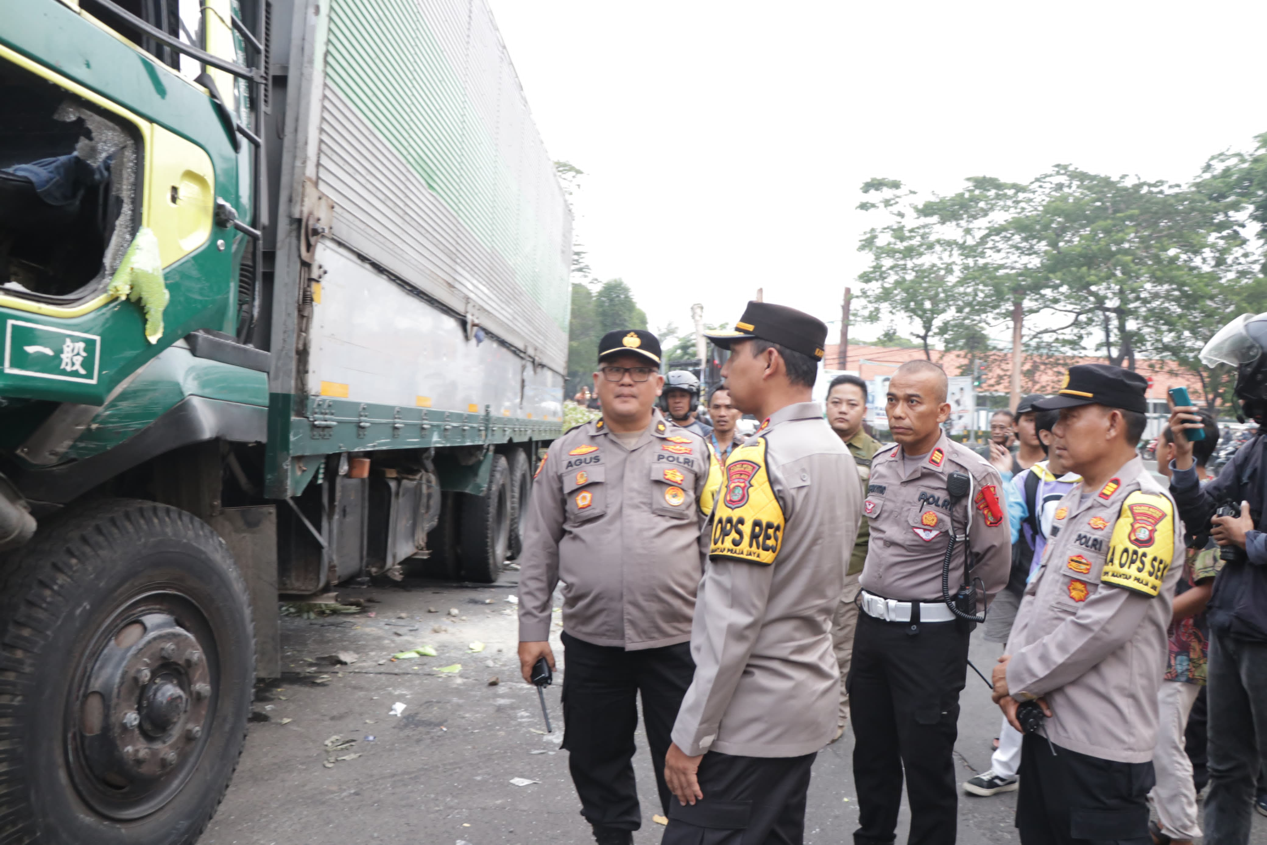 Mobil kontainer yang ugal-ugalan di Tangerang (SinPo.id/Humas Polres Tangerang Kota)