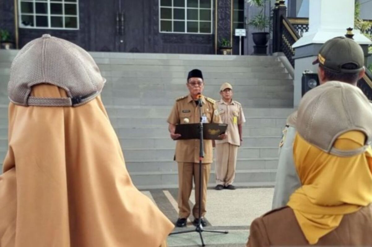 Gubernur Kalimantan Selatan Sahbirin Noor memimpin apel aparatur sipil negara (ASN) lingkup Pemerintah Provinsi Kalimantan Selatan di Halaman Kantor Gubernur. (SinPo.id/Dok. Adpim Kalsel)