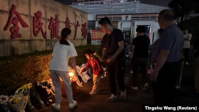 Orang membakar dupa di dekat karangan bunga di luar pusat olahraga tempat serangan tabrak lari mematikan terjadi, di Zhuhai (SinPo.id/Reuters)