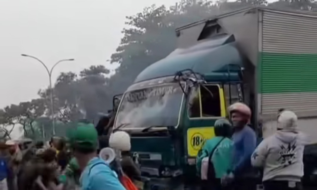 Truk Tabrak Pengendara di Tangerang (SinPo.id/Instagram)