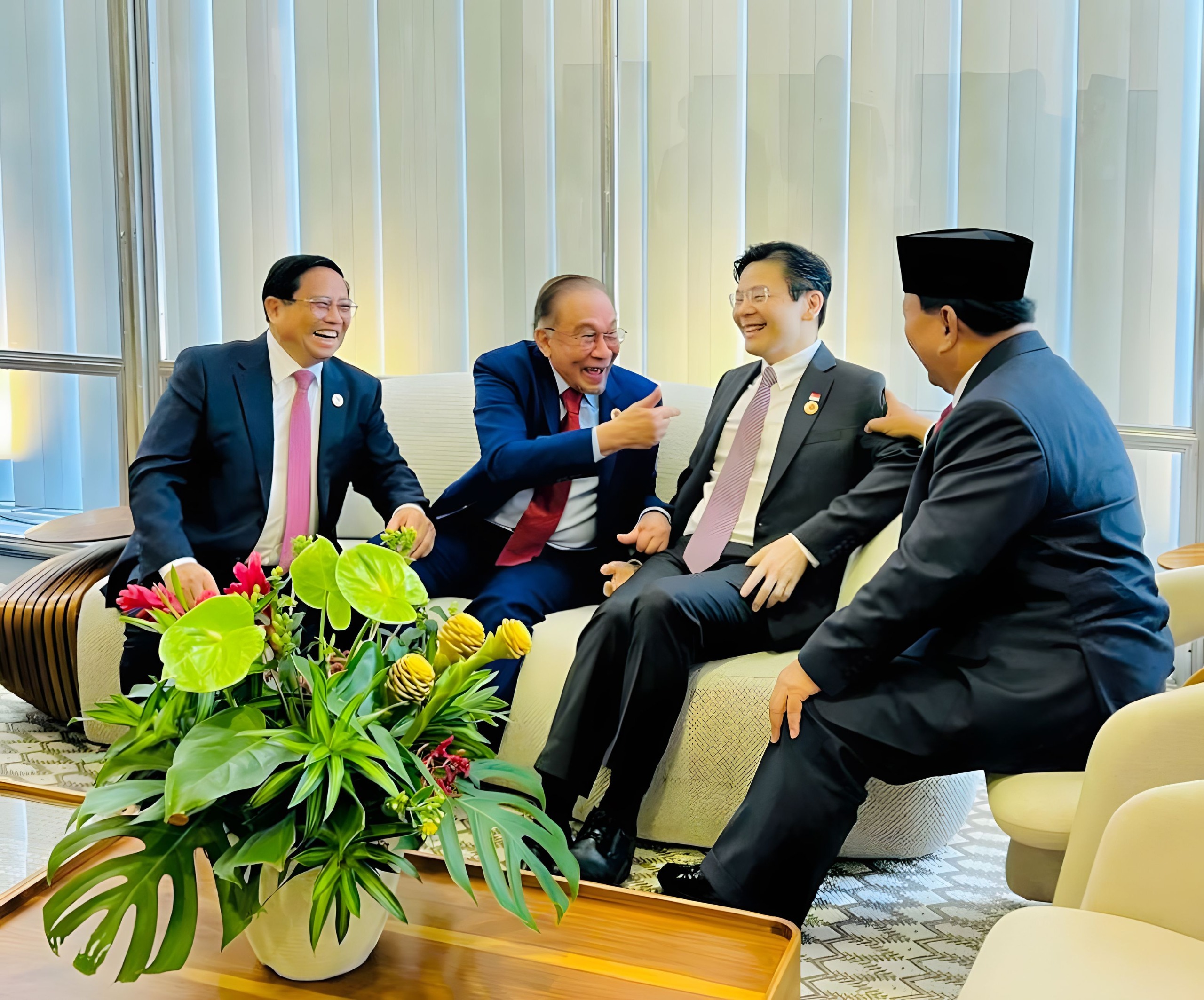 Presiden Prabowo Subianto berbincang akrab bersama sejumlah pemimpin negara di balik layar KTT G20 Brasil 2024. (SinPo.id/Tim Media)