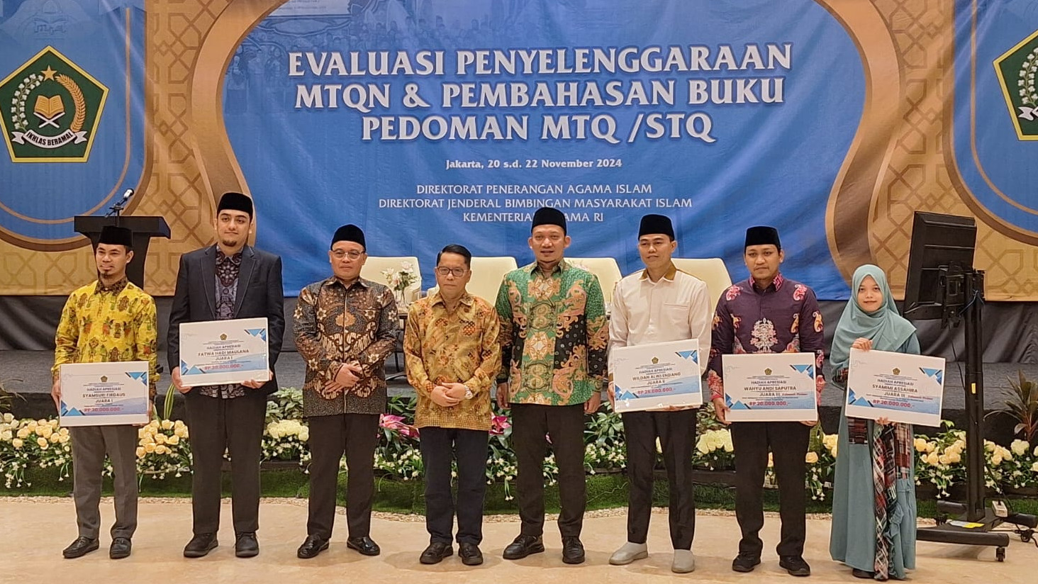 Ditjen Bimas Islam Kamaruddin Amin bersama para juara MTQ Internasional. (SinPo.id/dok. Kemenag)