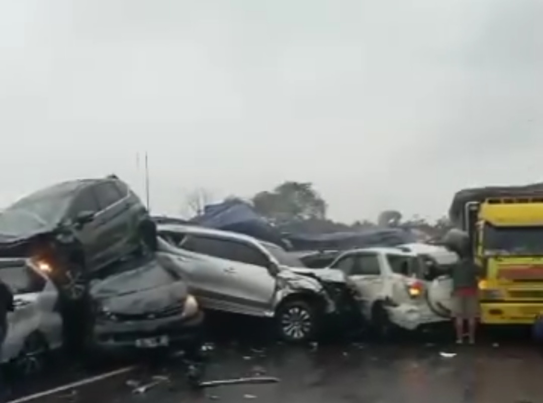 Kecelakaan Beruntun di tol Cipularang (SinPo.id/Tangkapan layar)