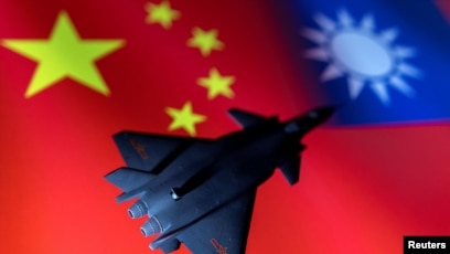 ilustrasi yang menunjukkan pesawat militer China di depan bendera China dan Taiwan. (SinPo.id/Reuters/Dado Ruvic)