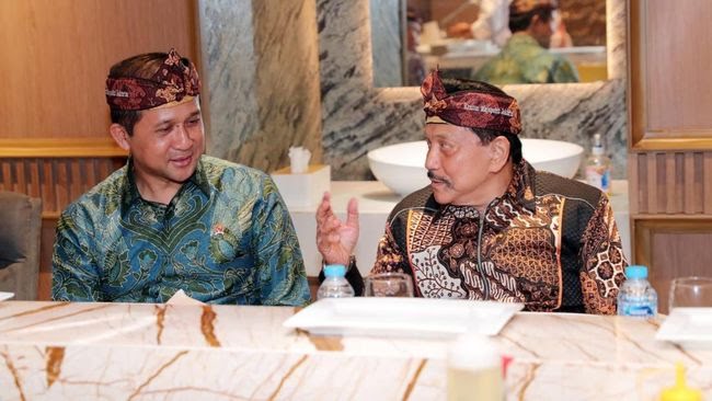 Mentrans Iftitah Sulaiman (Kiri) bersama AM Hendropriyono (Kanan). (SinPo.id/dok. Kementrans)