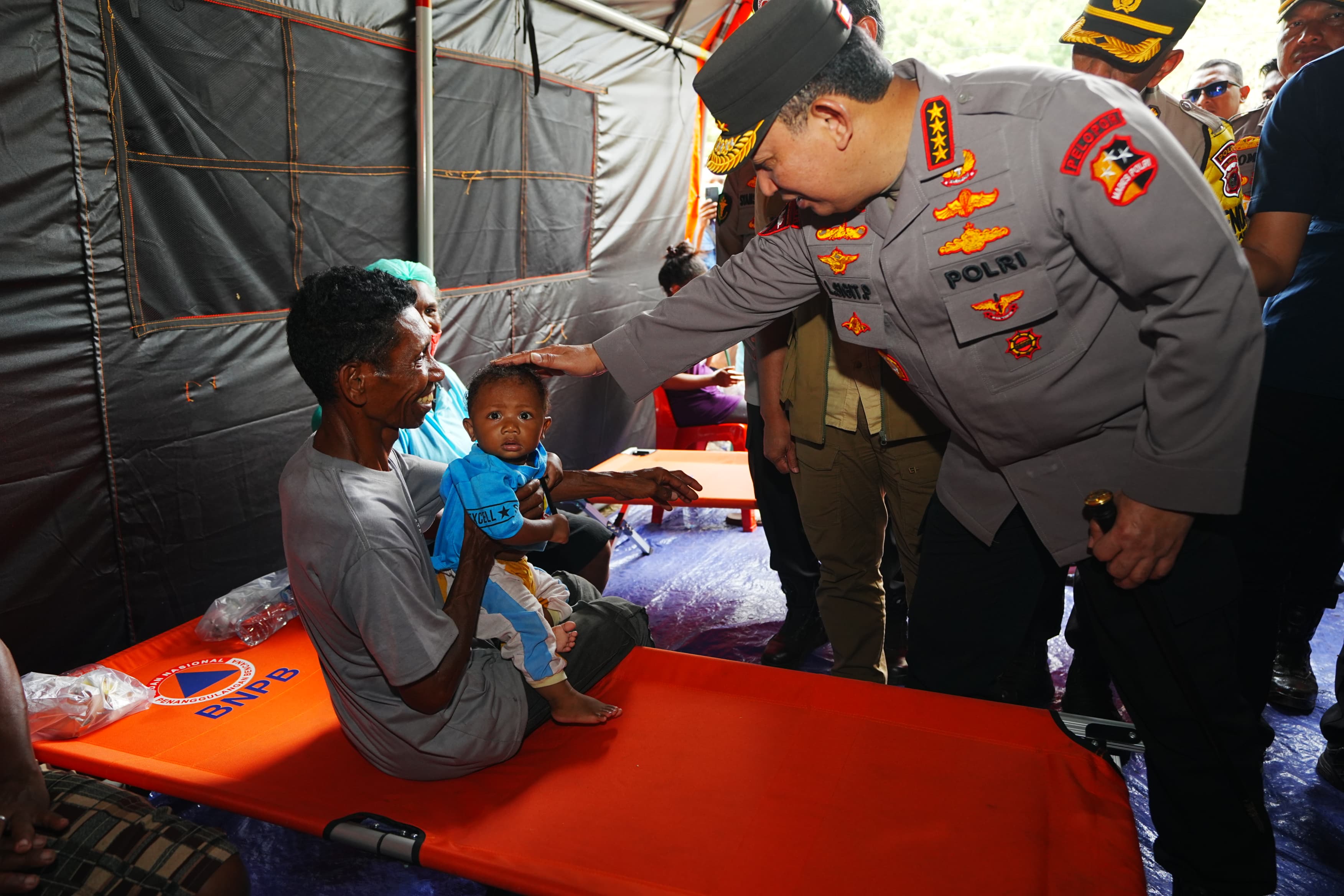 Kapolri Jenderal Pol Listyo Sigit Prabowo saat kunjungi posko pengungsian erupsi Gunung Lewotobi (SinPo.id/ Humas Polri)