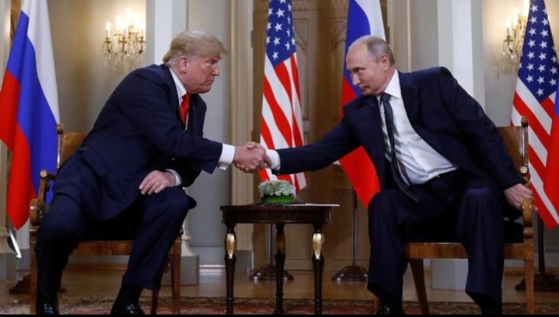 Presiden AS Donald Trump dan Presiden Rusia Putin berjabat tangan pada 2018 di Finlandia (SinPo.id/ Reuters)