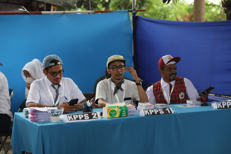 Petugaa KPPS TPS 05 Petamburan menggenakan seragam sekolah untuk menarik partisipasi untuk menggunakan hak suaranya di Pilkada DKI Jakarta (Ashar/SinPo.id)