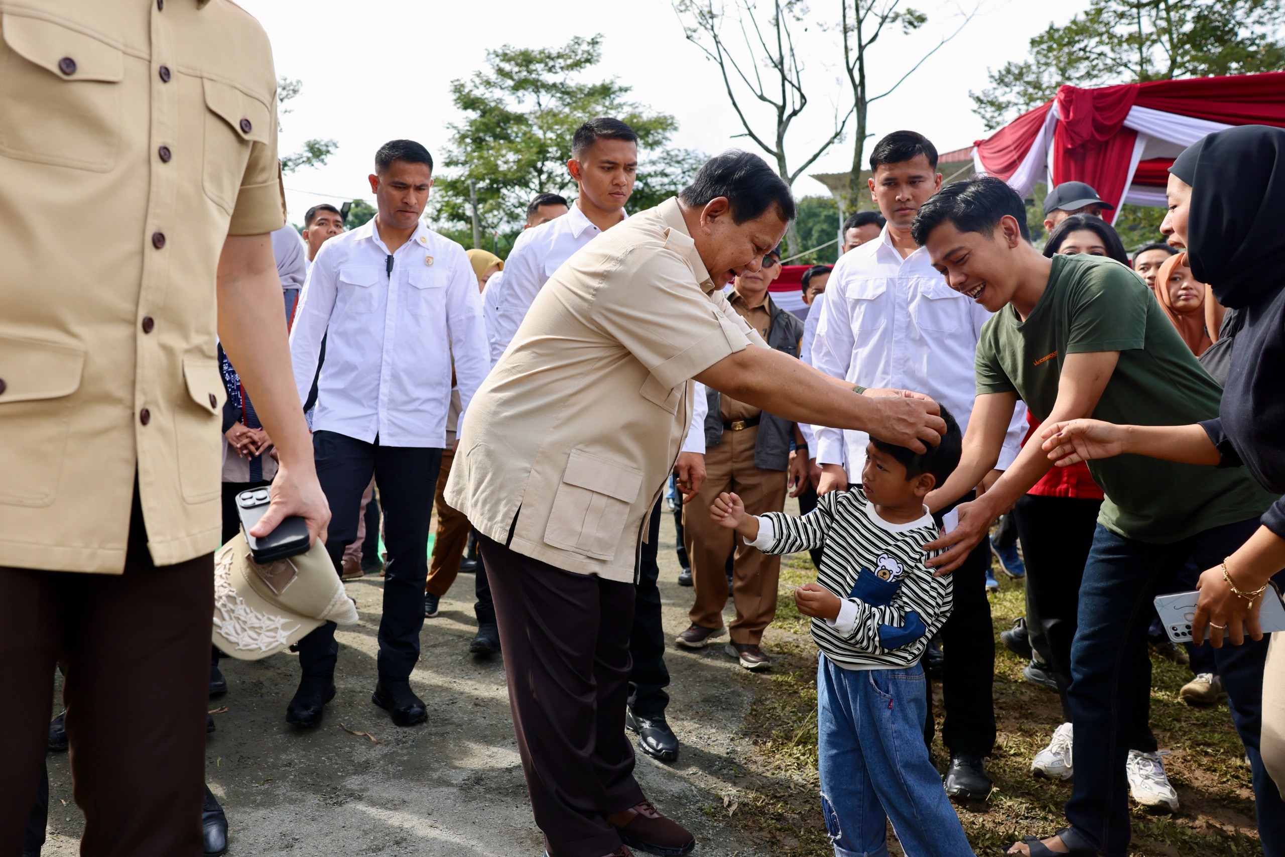 berbaur dengan warga usai menggunakan hak suara di Pilkada 2024. (SinPo.id/Tim Media)