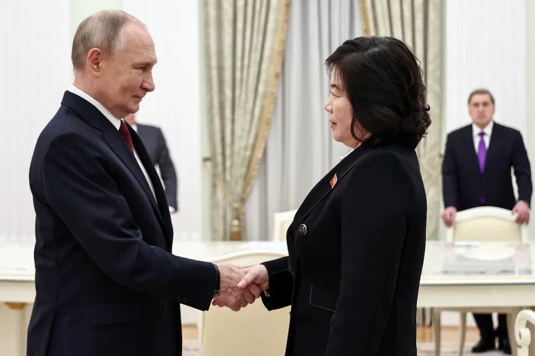 Presiden Rusia Vladimir Putin bertemu dengan Menteri Luar Negeri Korea Utara Choe Son Hui. (SinPo.id/Reuters)