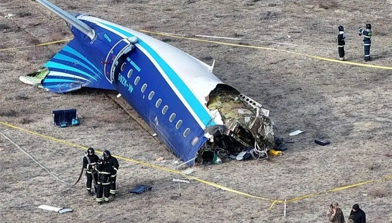 Petugas berada di dekat lokasi jatuhnya pesawat penumpang Azerbaijan Airlines (SinPo.id/ Reuters)