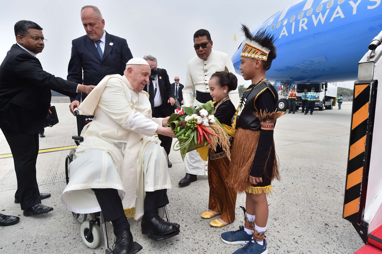 Paus Fransiskus  tiba di Bandara Soekarno Hatta, Jakarta pada Selasa, 3 September 2024. NDONESIA PAPAL VISIT COMMITTEE)