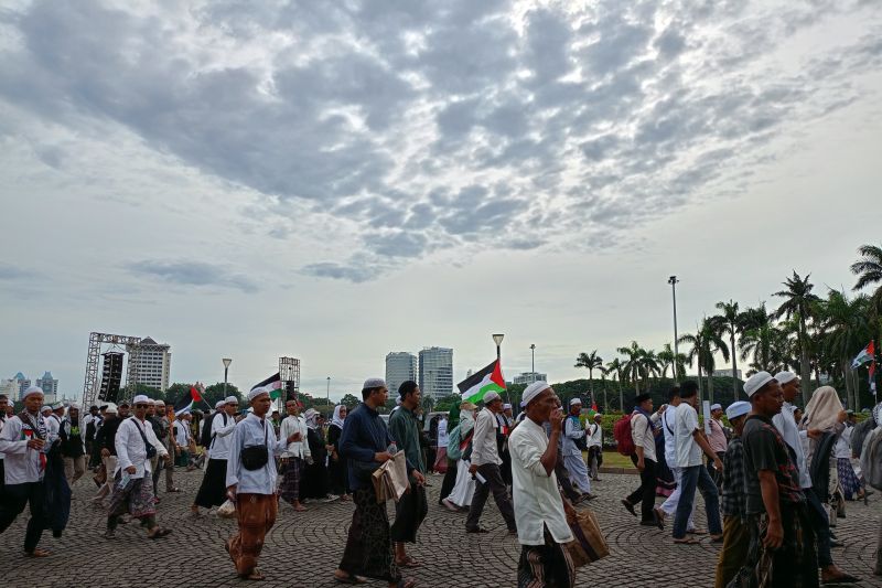 Massa reuni akbar Persaudaraan Alumni (PA) 212 mulai meninggalkan kawasan Monumen Nasional (Monas). (SinPo.id/Antara)