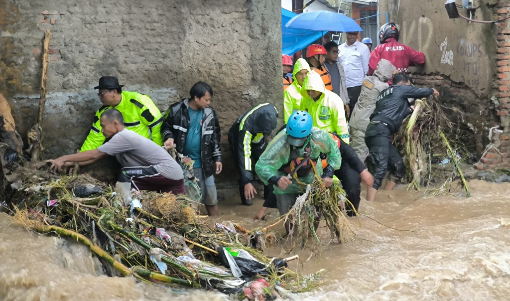 Ilustrasi. Evakuasi korban banjir bandang Sukabumi (SinPo.id/ Humas Polri)