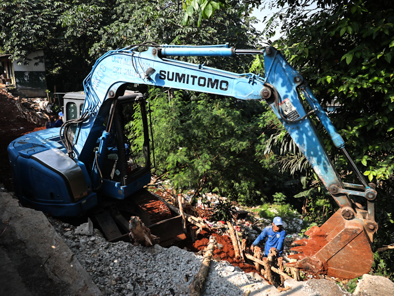 Antisipasi Longsor, Sejumlah Turap di Pasar Rebo Diperbaiki (SinPo.id/Beritajakarta)