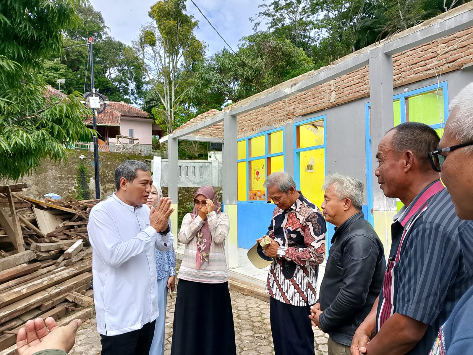 Rokhmat Ardiyan tinjau kondisi TK PGRI Tinggar (Sinpo.id/Tim Media)