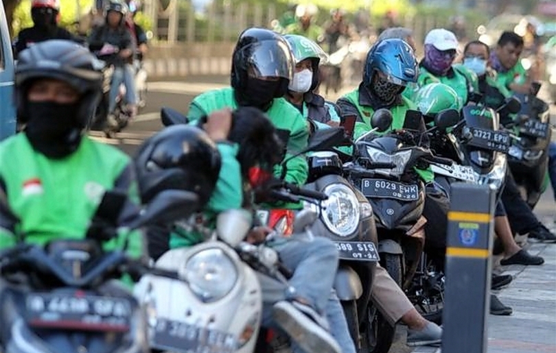 Pengemudi ojol sedang menunggu penumpang. (SinPo.id/Ashar)