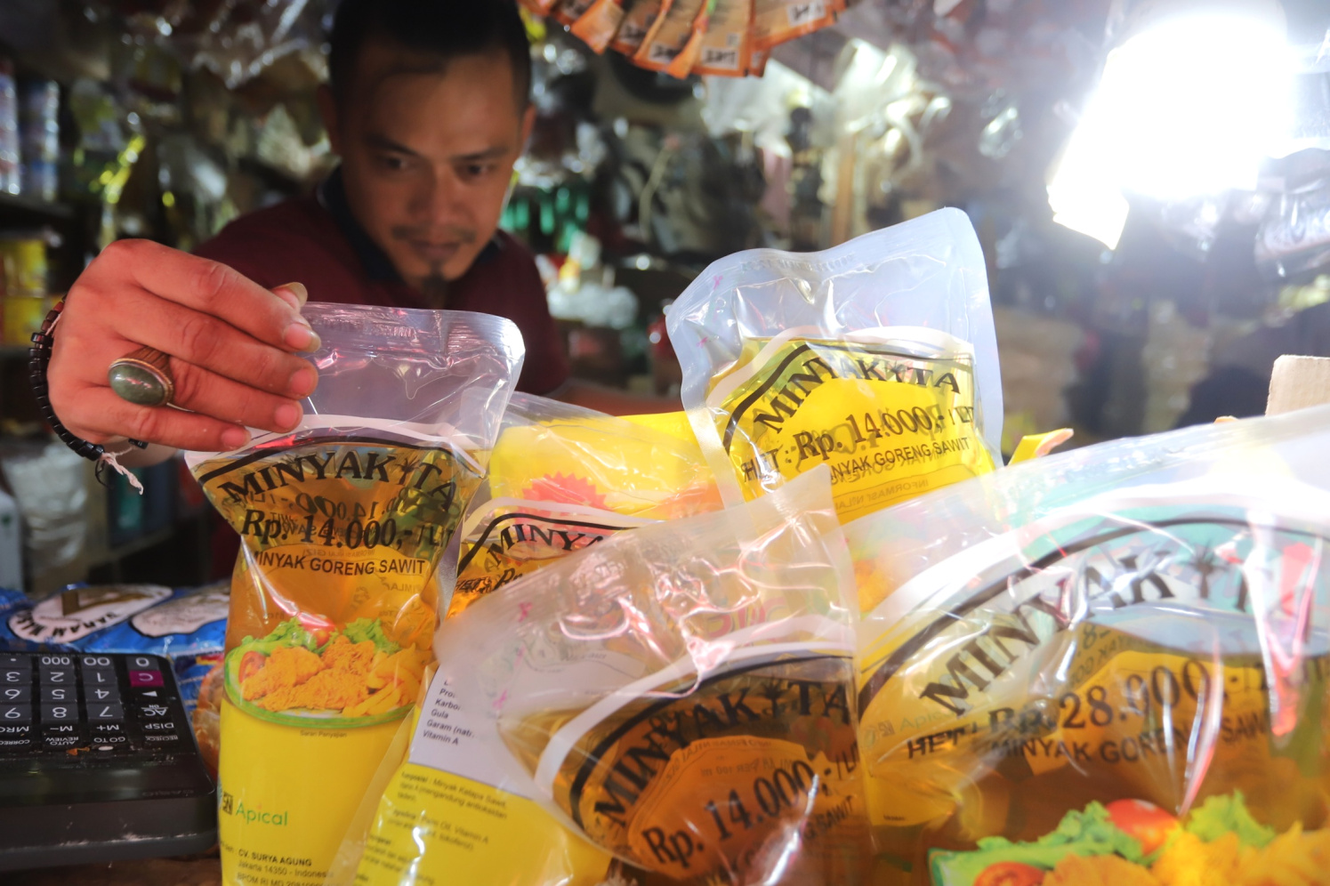 Pedagang sedang menjual MinyaKita (SinPo.id/Ashar)