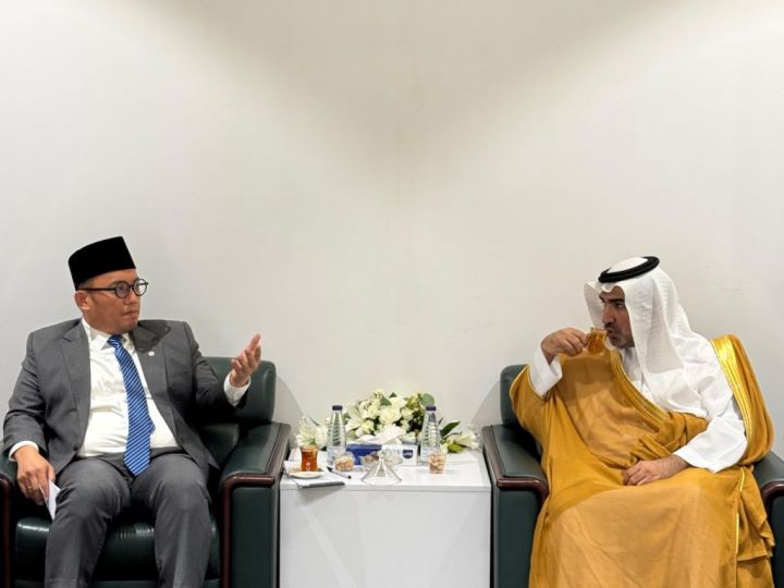 Wakil Kepala BP Haji Dahnil Anzar Simanjuntak bersama Deputi Kerjasama Internasional Kementerian Haji dan Umrah Arab Saudi, Hassan Bin Yahya Al Manakhrah. (SinPo.id/dok istimewa)